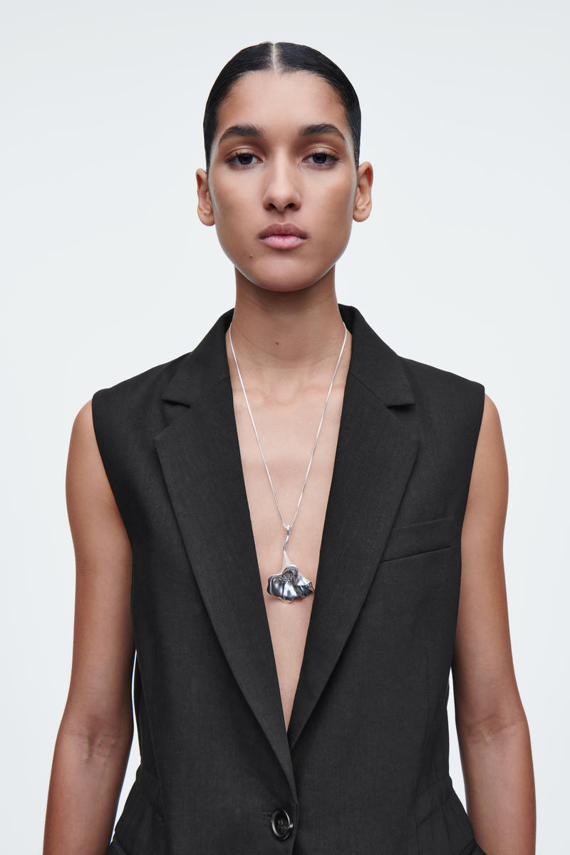 COS フローラルペンダントネックレス