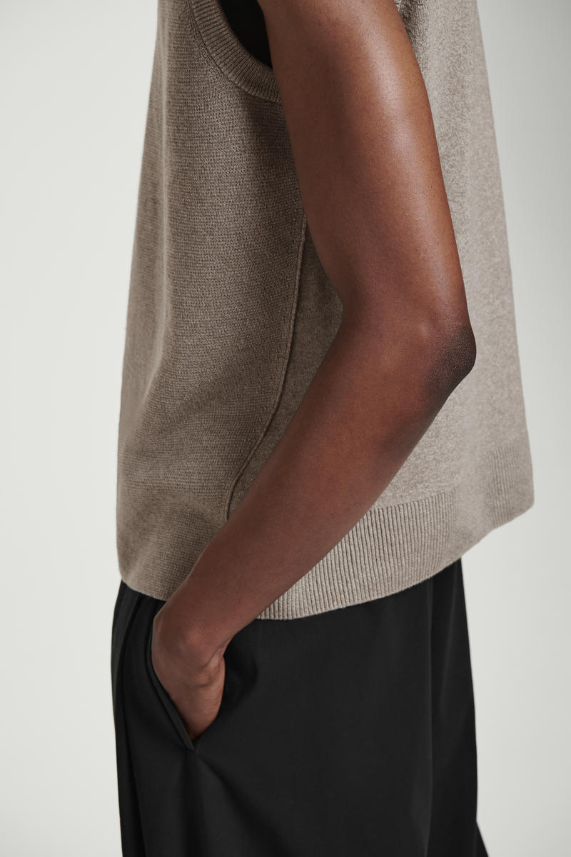 COS ニットリネンタンクトップ