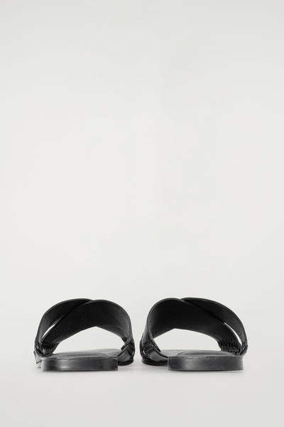 COS クロスオーバー レザーサンダル