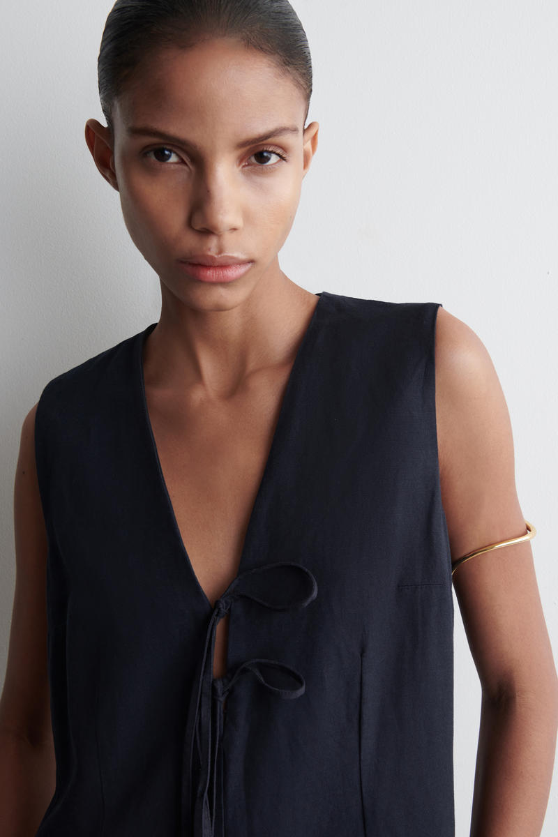 COS タイフロント　ミディドレス　ネイビー ノースリーブ 膝丈 TIE-FRONT MIDI DRESS タイフロントミディドレス｜COS コス 公式