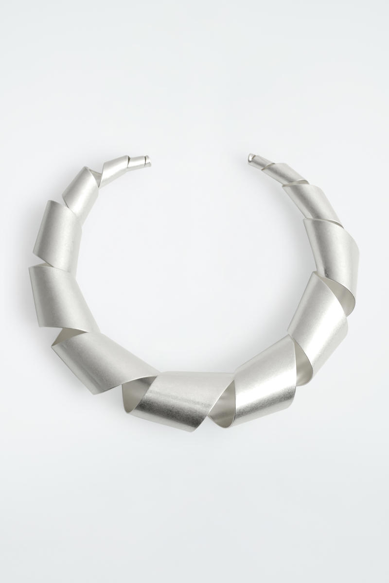 COS ツイストネックレス