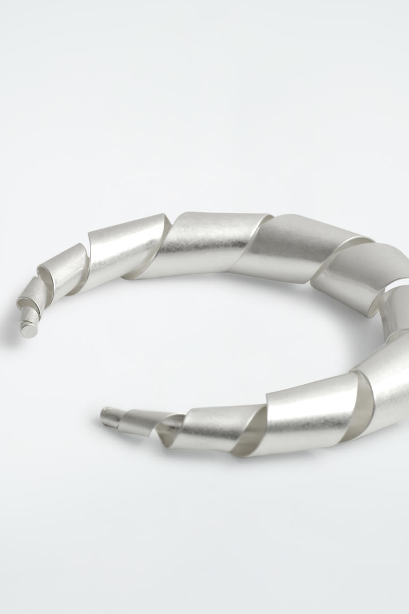 COS ツイストネックレス