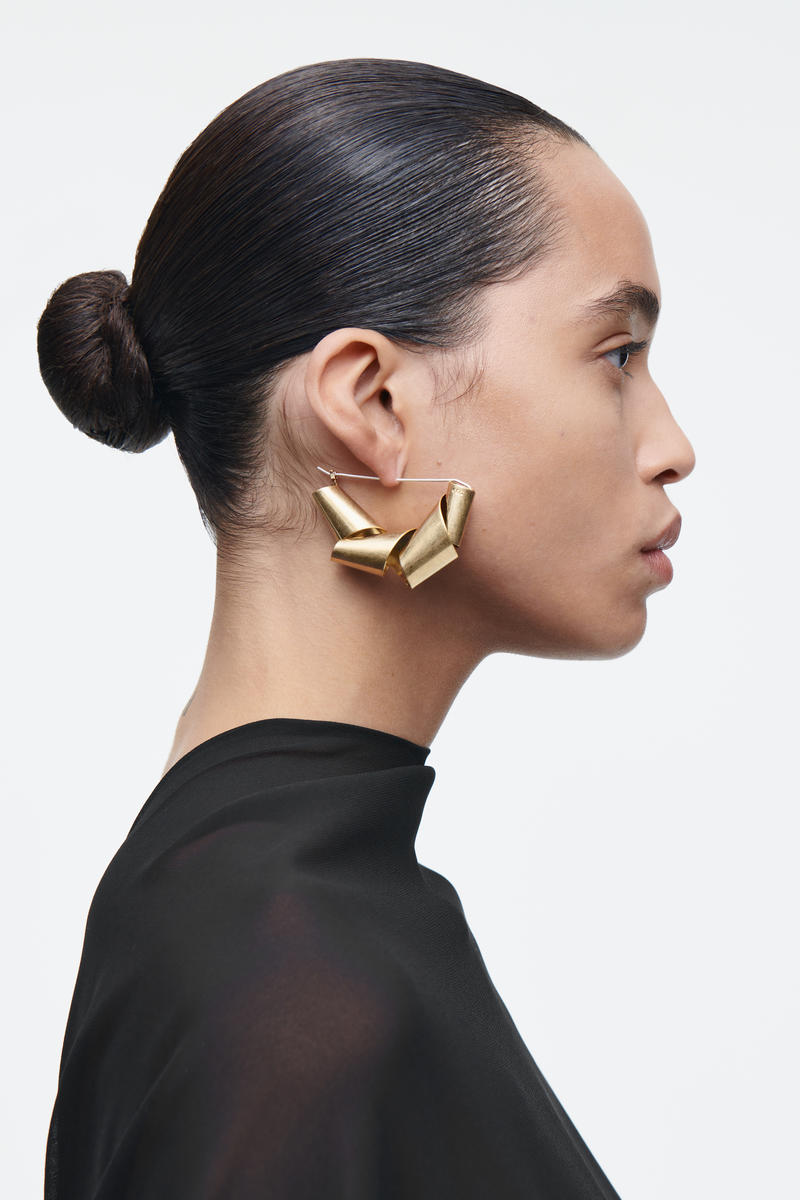 COS ツイストピアス