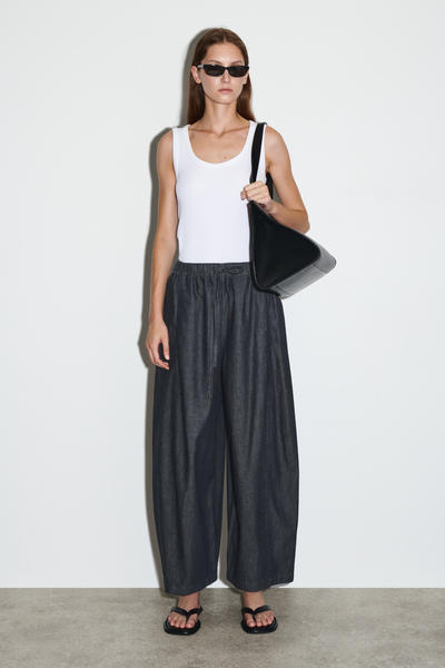 COS リラックスフィット バレルレッグドローストリングデニムパンツ