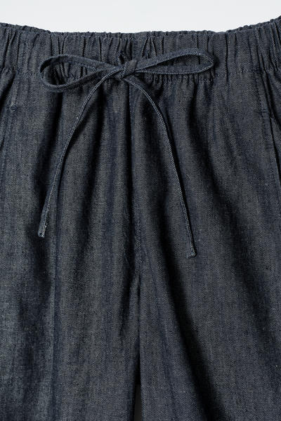 COS リラックスフィット バレルレッグドローストリングデニムパンツ