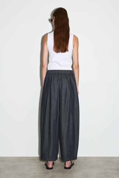 COS リラックスフィット バレルレッグドローストリングデニムパンツ