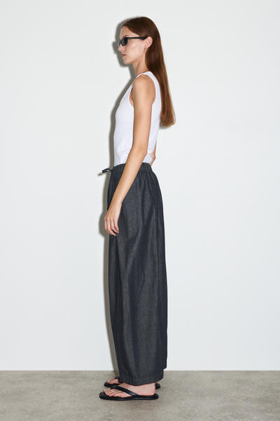 COS リラックスフィット バレルレッグドローストリングデニムパンツ