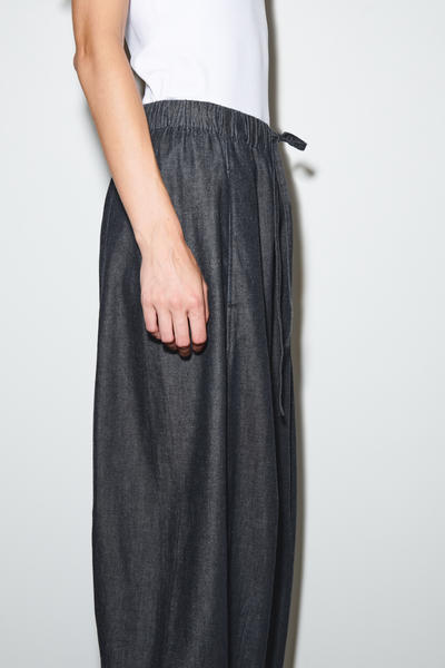 COS リラックスフィット バレルレッグドローストリングデニムパンツ