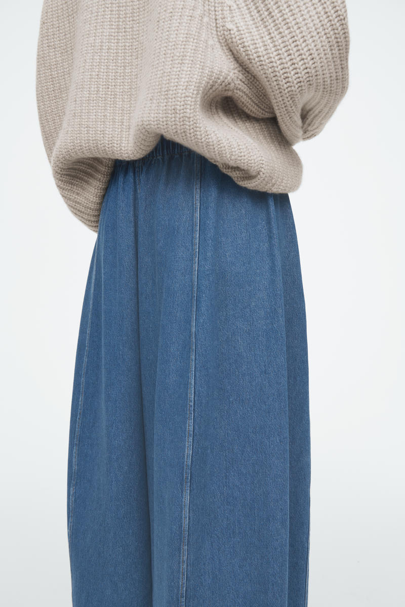 COS リラックスフィット バレルレッグドローストリングデニムパンツ