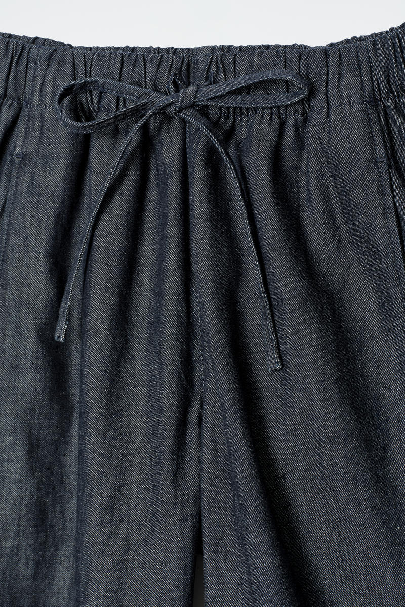 COS リラックスフィット バレルレッグドローストリングデニムパンツ