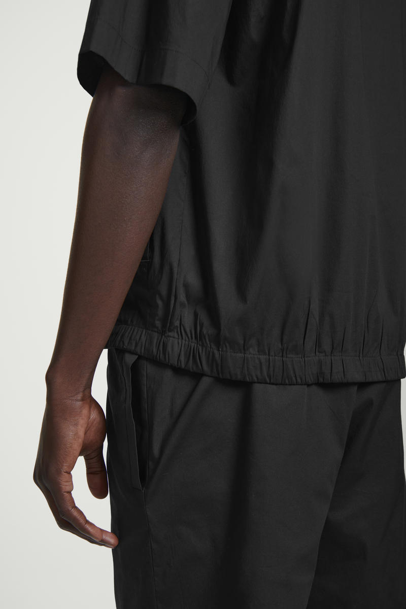 COS コットンポップオーバー半袖シャツ