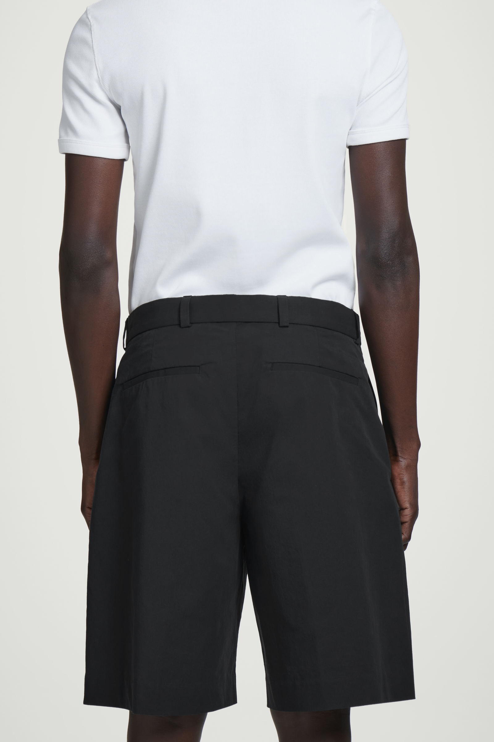 BELTED TAILORED SHORTS ベルト付きテーラードショーツ ブラック｜COS
