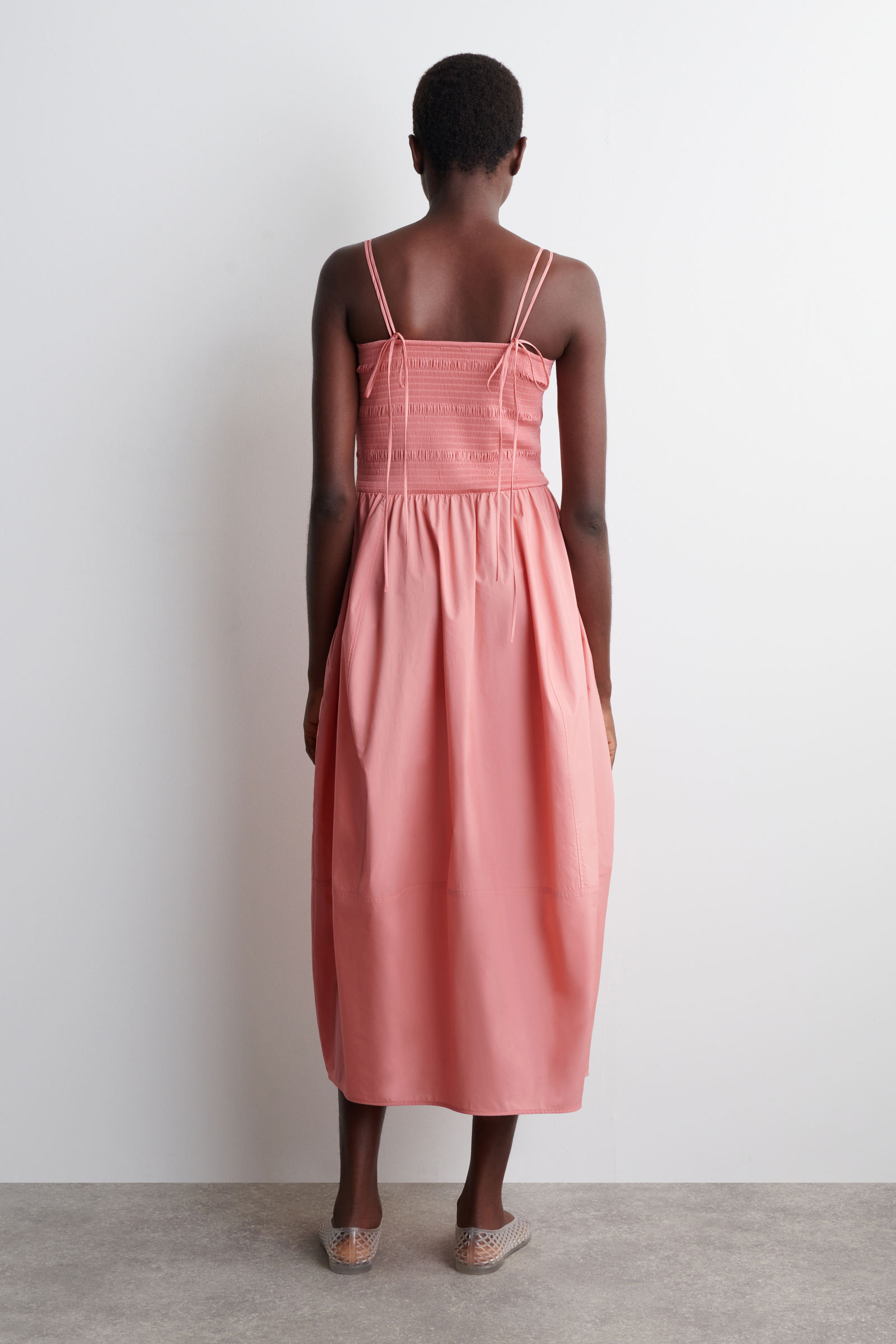 SMOCKED MIDI DRESS スモックミディワンピース ピンク｜COS コス 公式