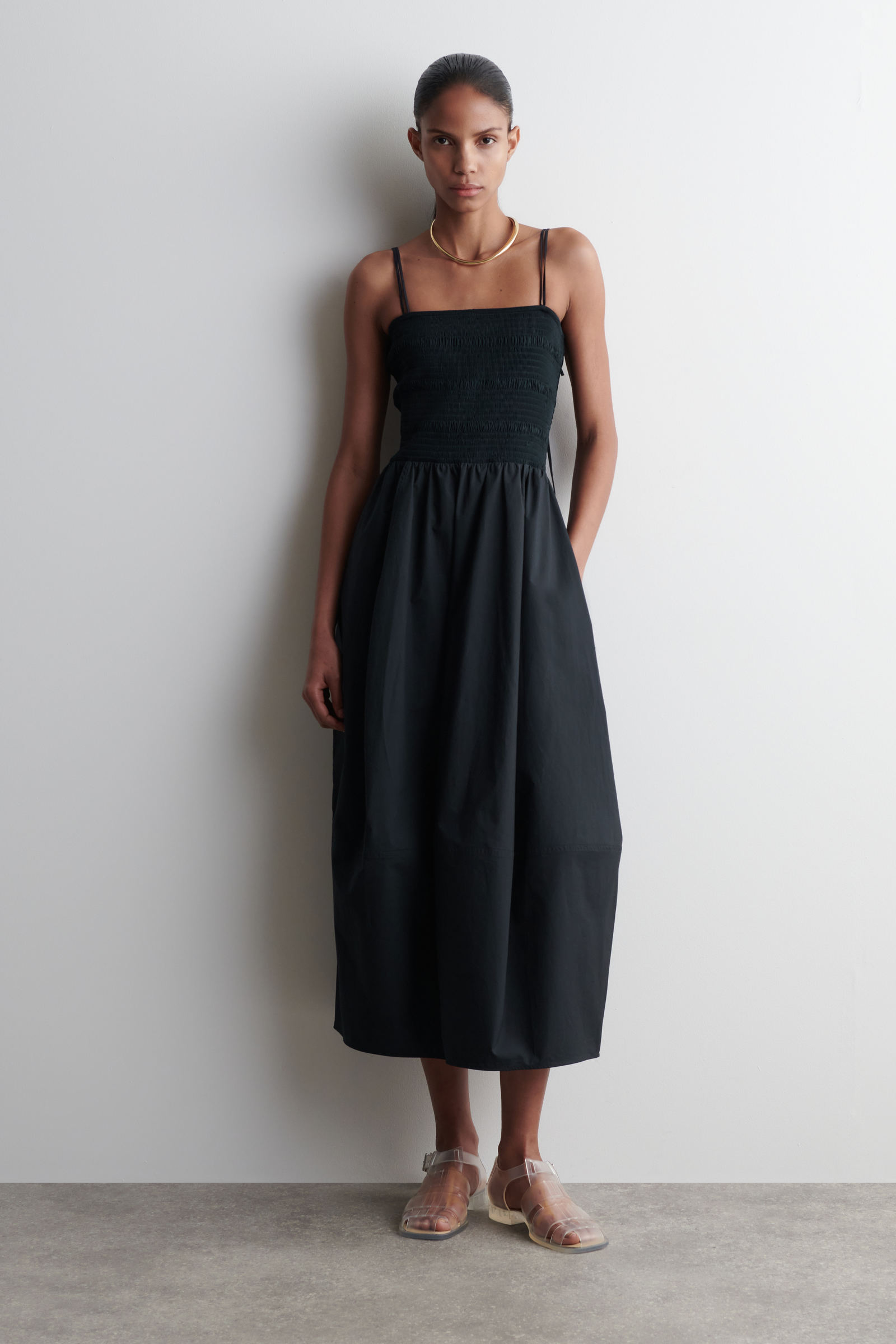SMOCKED MIDI DRESS スモックミディドレス ネイビー｜COS コス 公式