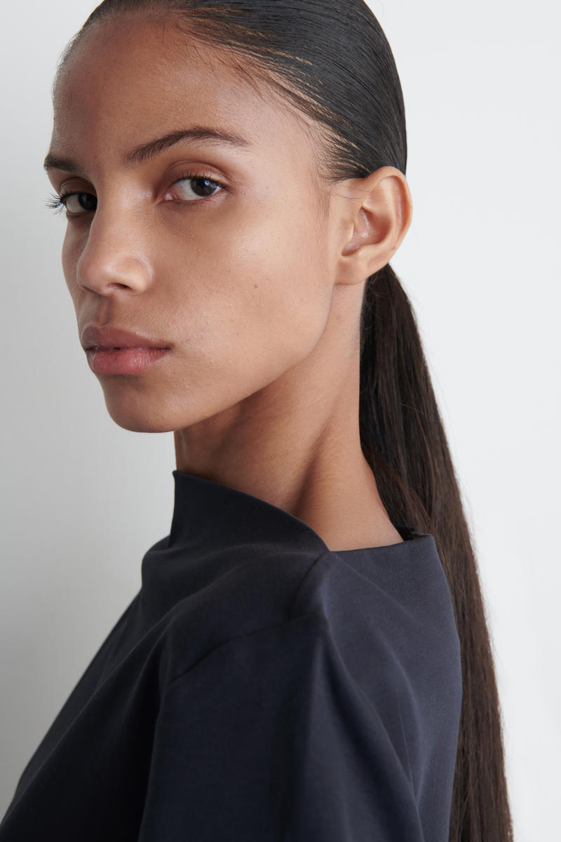 COS ボートネックコットンTシャツ