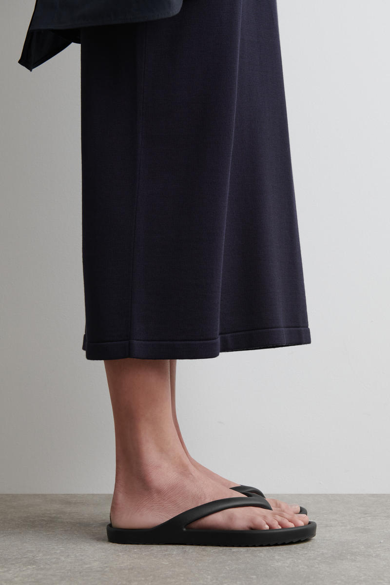 COS EVAビーチサンダル