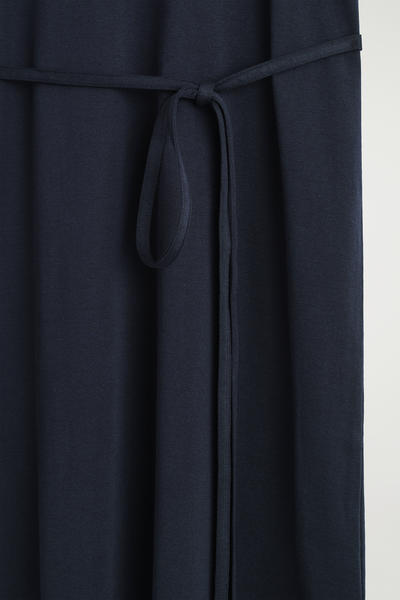 COS ベルト付きミディTシャツドレス