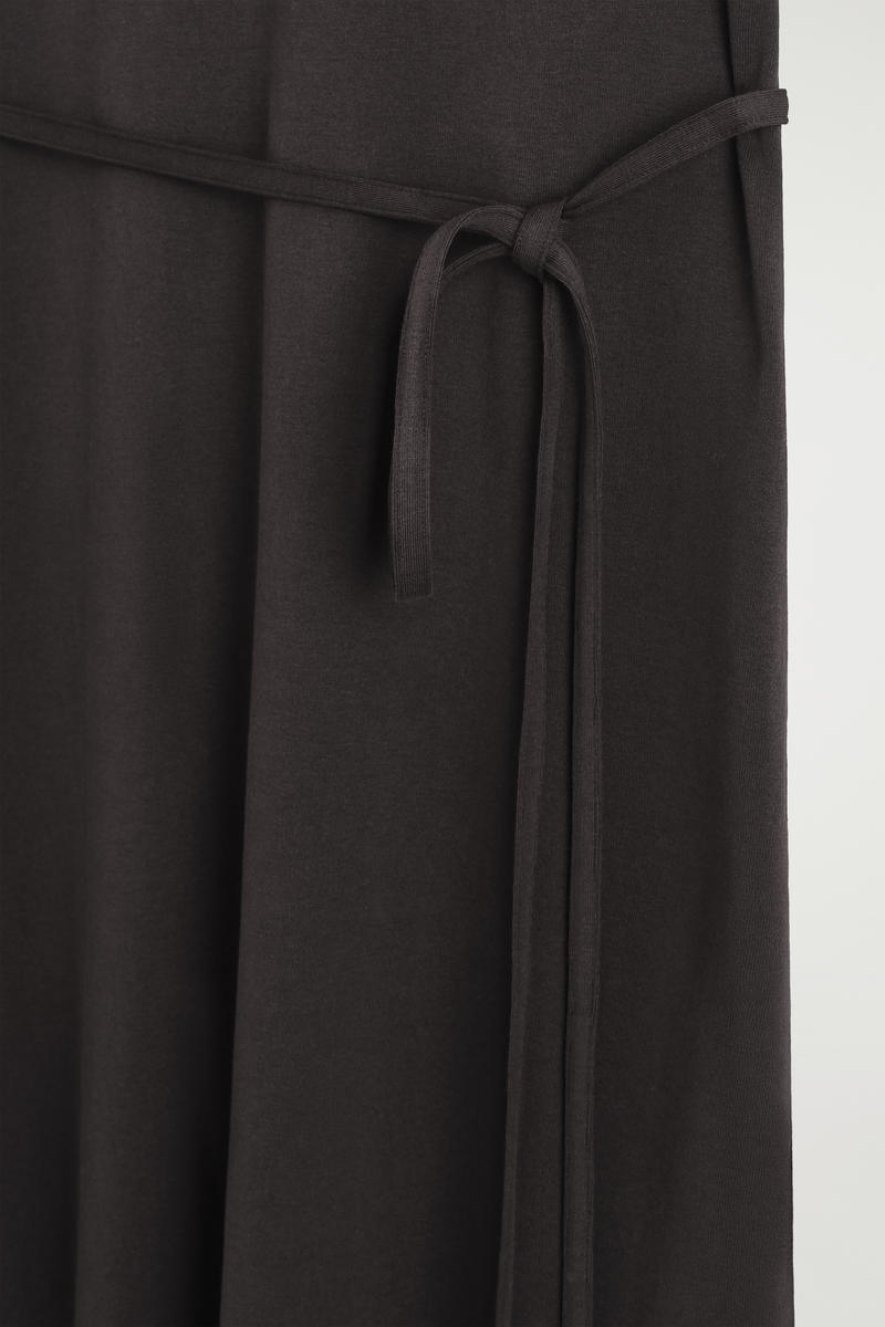 COS ベルト付きミディTシャツドレス