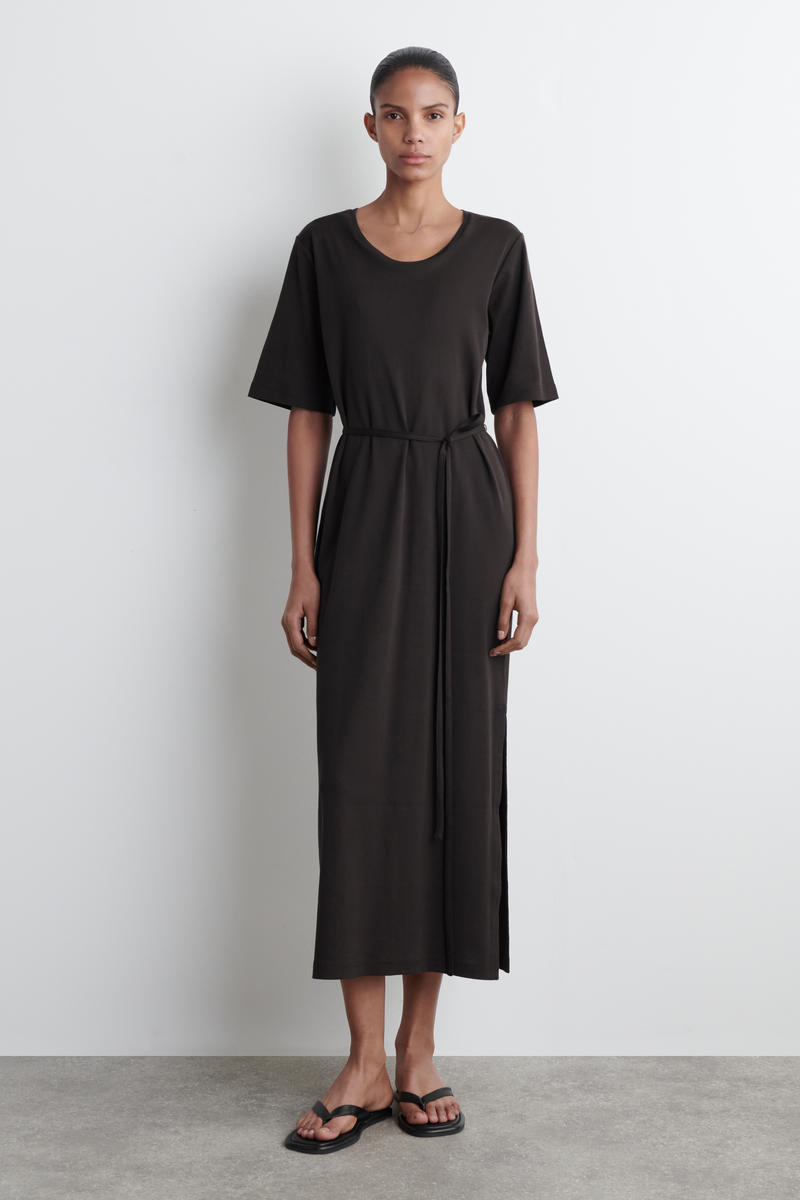 COS ベルト付きミディTシャツドレス