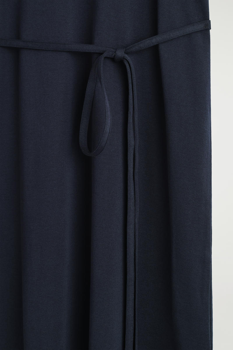 COS ベルト付きミディTシャツドレス