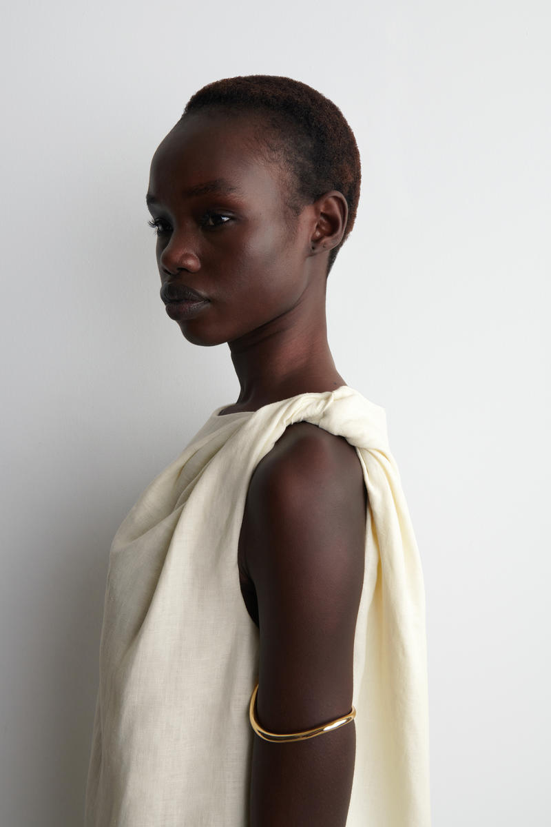 COS ツイストディテール リネン ミニドレス