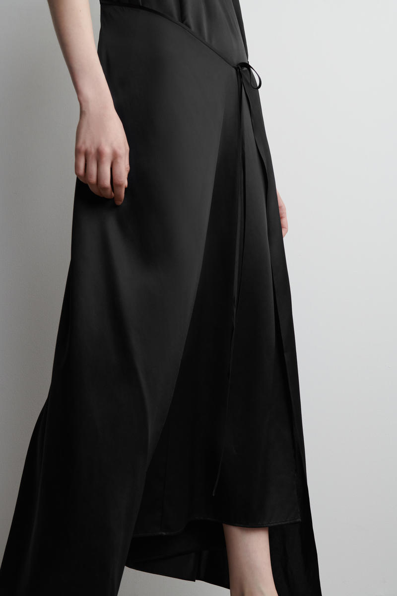 COS ラップフロントシルクマキシドレス