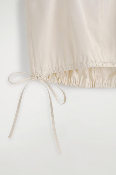 COS タイディテールコットントップ