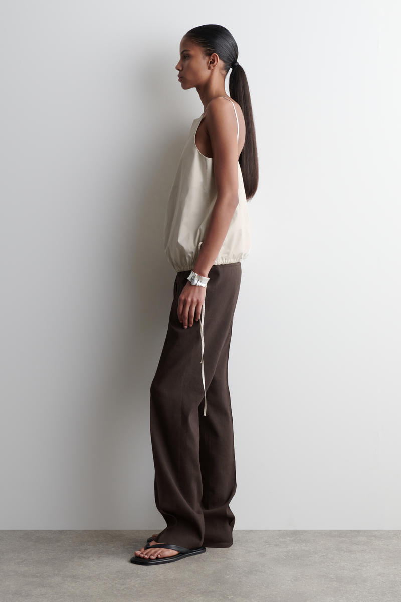 COS タイディテールコットントップ