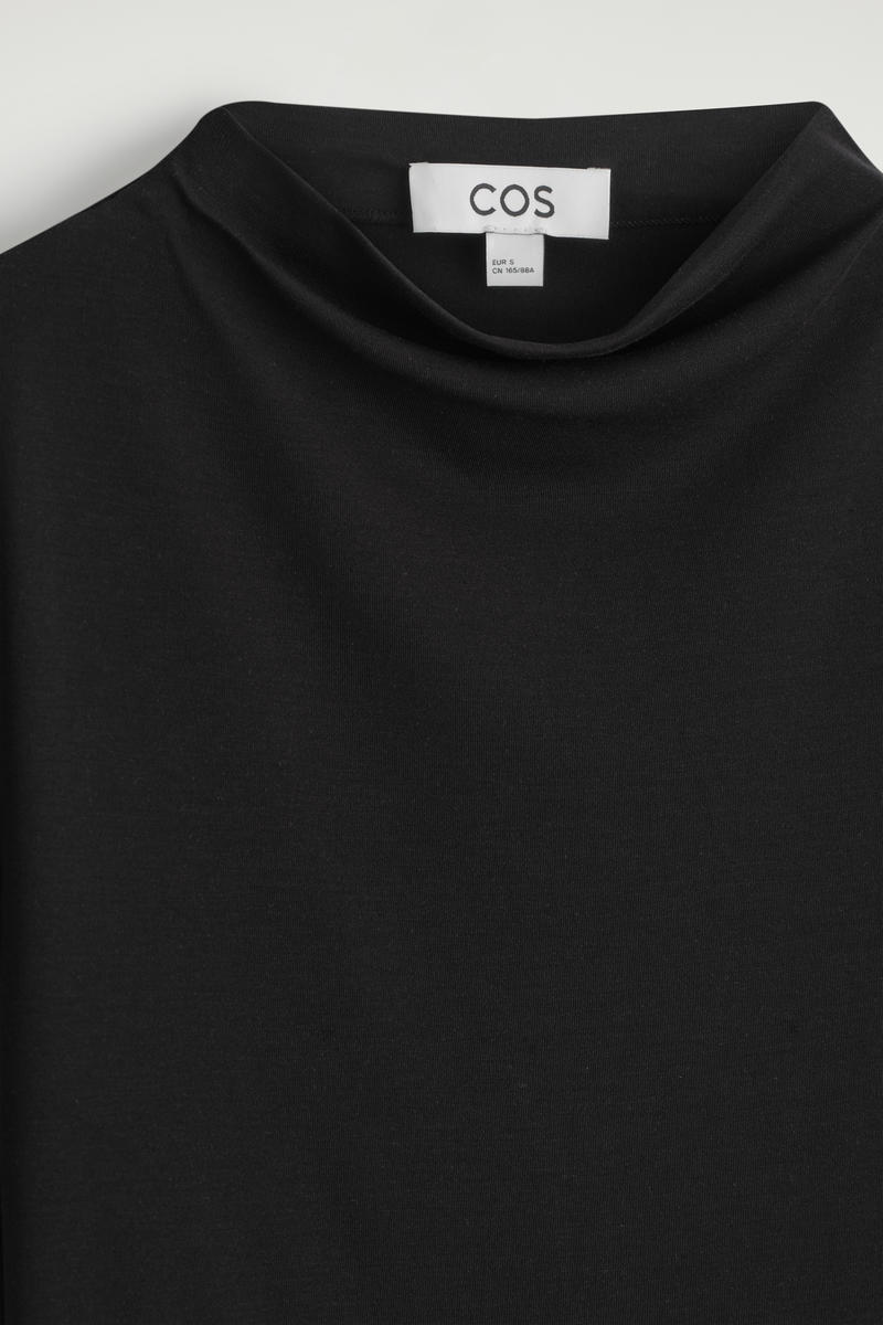 COS ドレープジャージーTシャツ