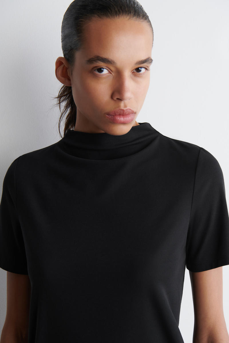 COS ドレープジャージーTシャツ