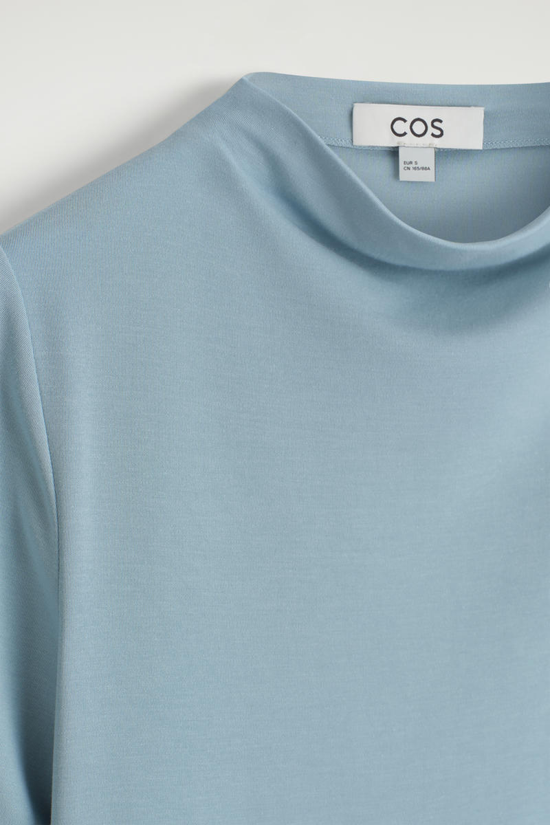 COS ドレープジャージーTシャツ
