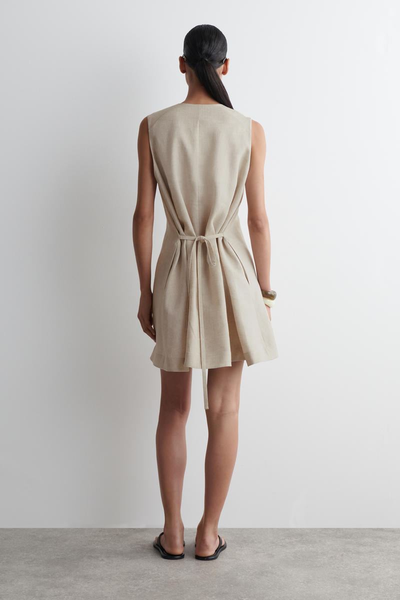 COS ボタン付きリネンミニドレス