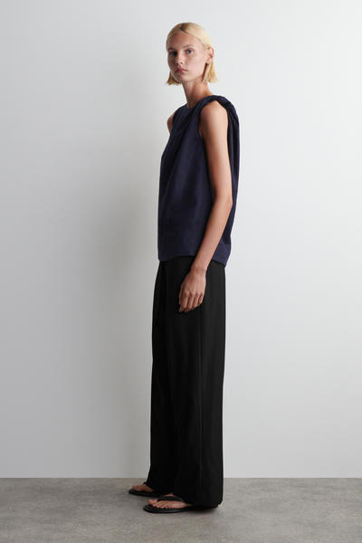 COS ツイストディテール リネントップ