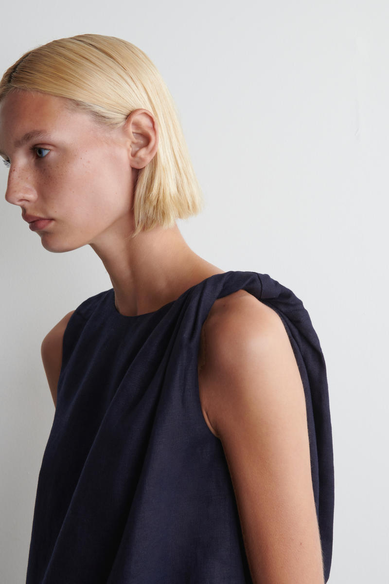 COS ツイストディテール リネントップ