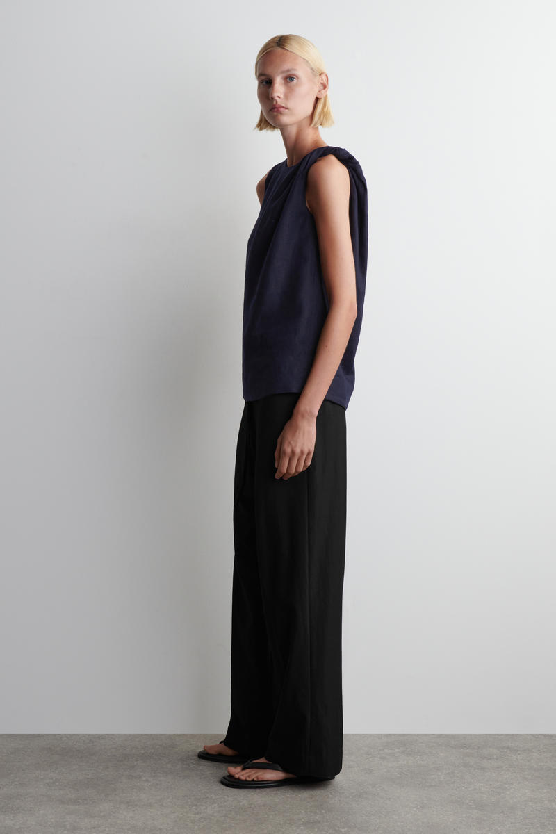 COS ツイストディテール リネントップ