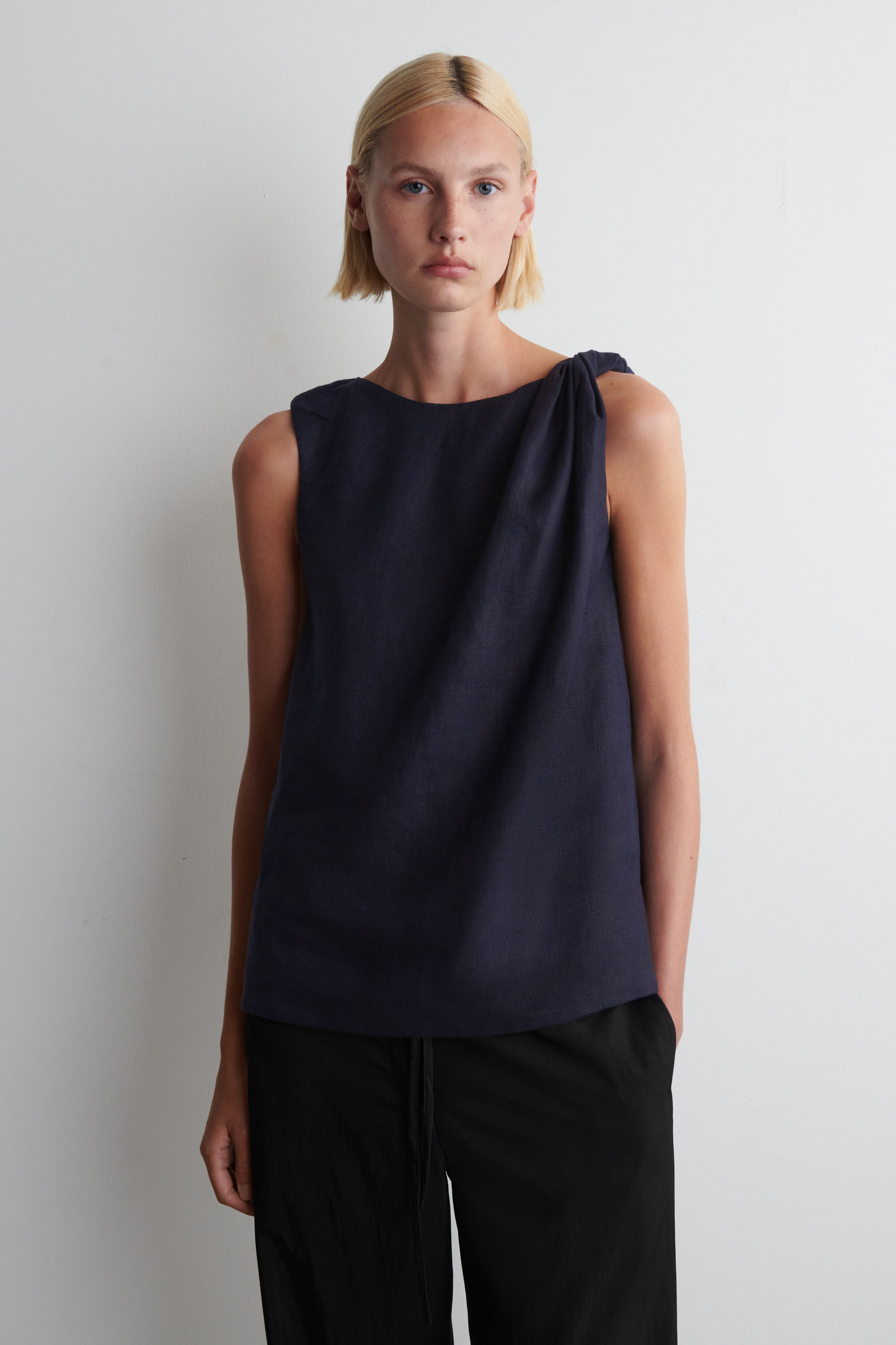 TWISTED-DETAIL LINEN TOP ツイストディテール リネントップ ネイビー