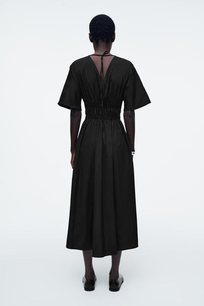 COS ギャザーオープンバックミディワンピース