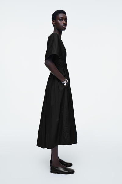 COS ギャザーオープンバックミディワンピース