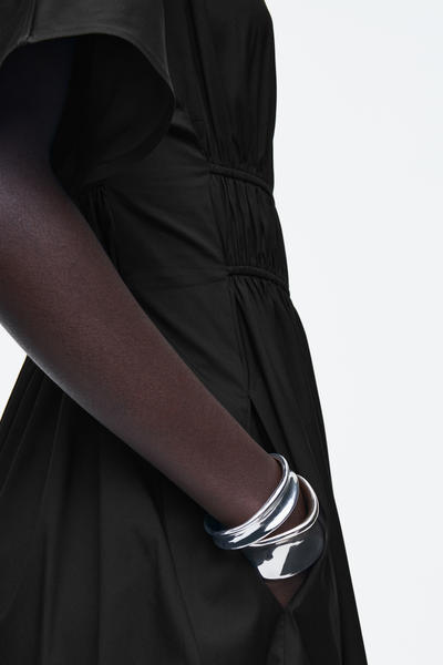 COS ギャザーオープンバックミディワンピース