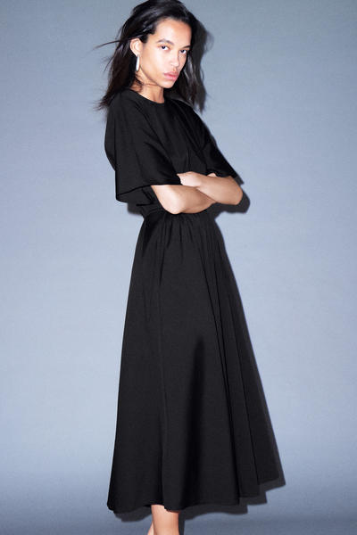 COS ギャザーオープンバックミディワンピース