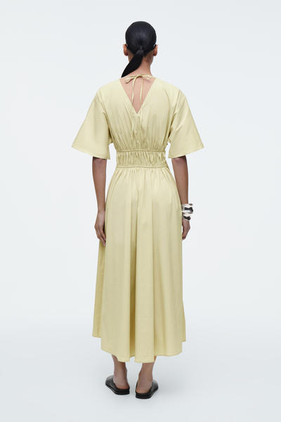 COS ギャザーオープンバックミディワンピース