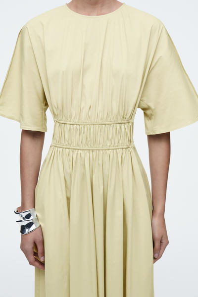 COS ギャザーオープンバックミディワンピース