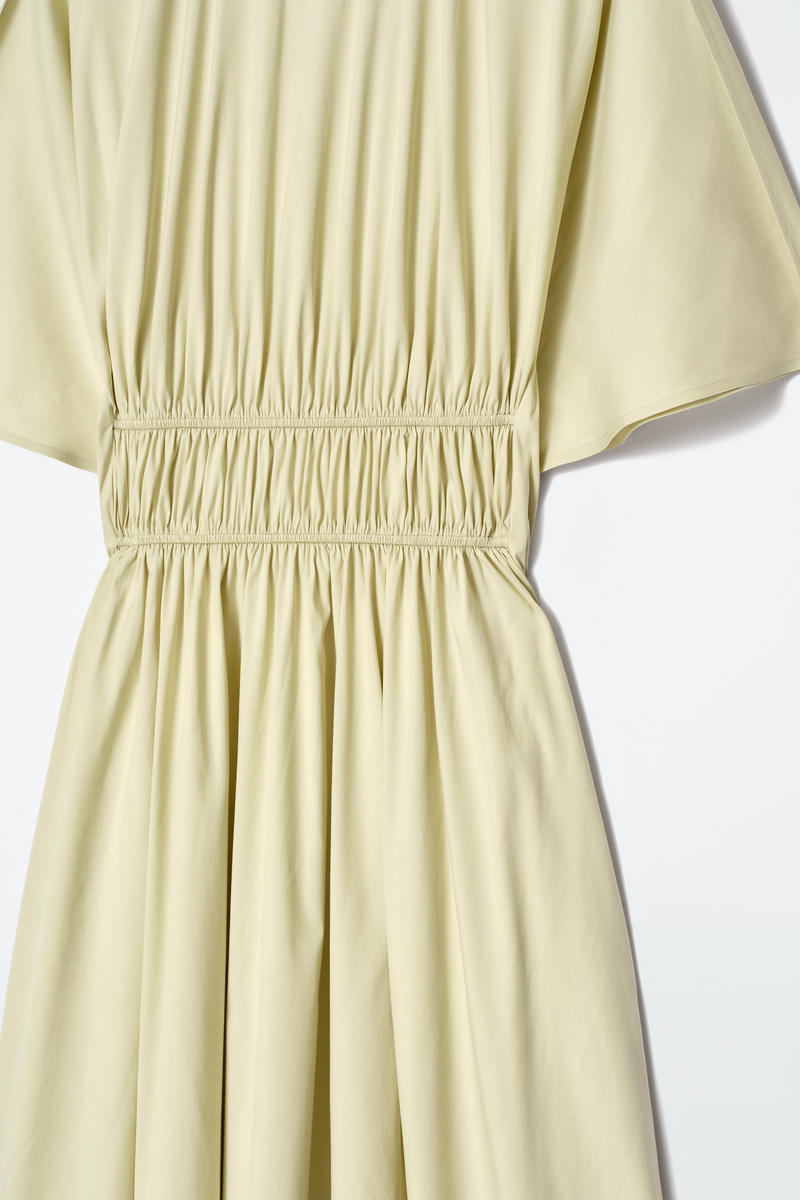 COS ギャザーオープンバックミディワンピース