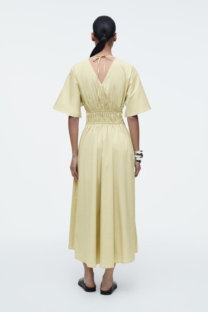 COS ギャザーオープンバックミディワンピース