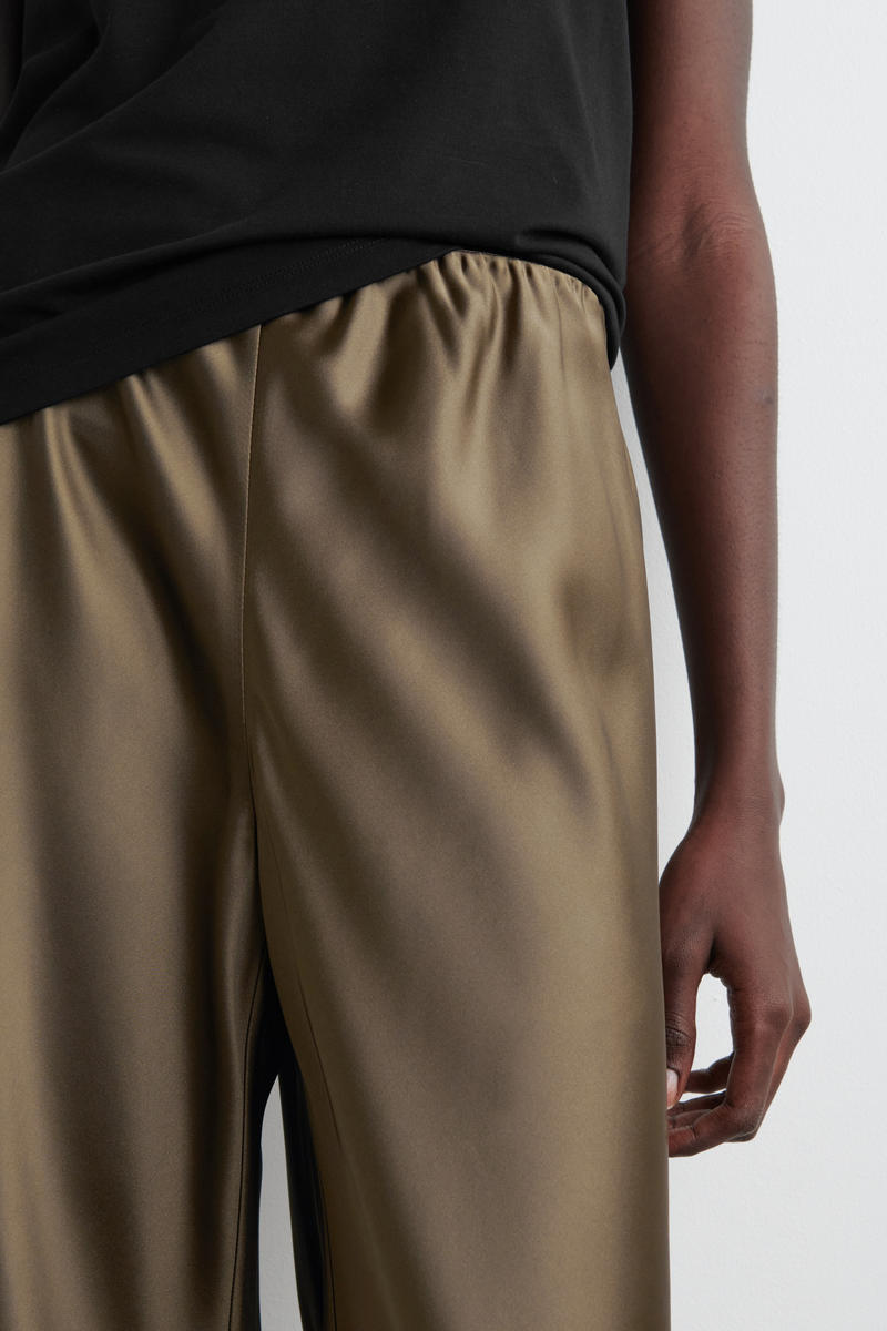 SATIN WIDE-LEG TROUSERS サテンワイドレッグパンツ ブラウン｜COS