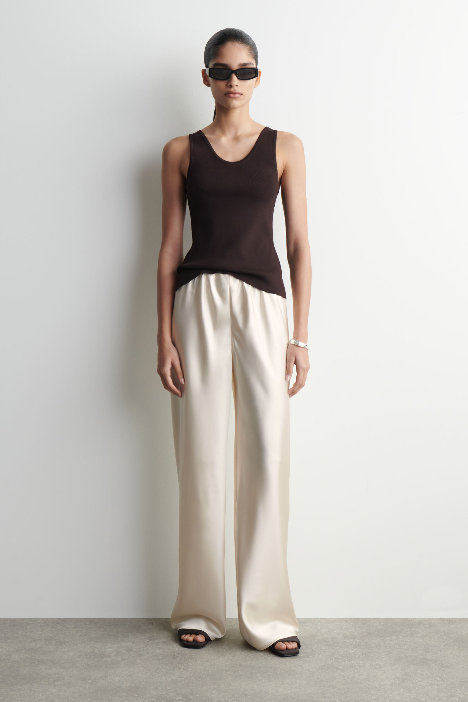 SATIN WIDE-LEG TROUSERS サテンワイドレッグパンツ ホワイト｜COS