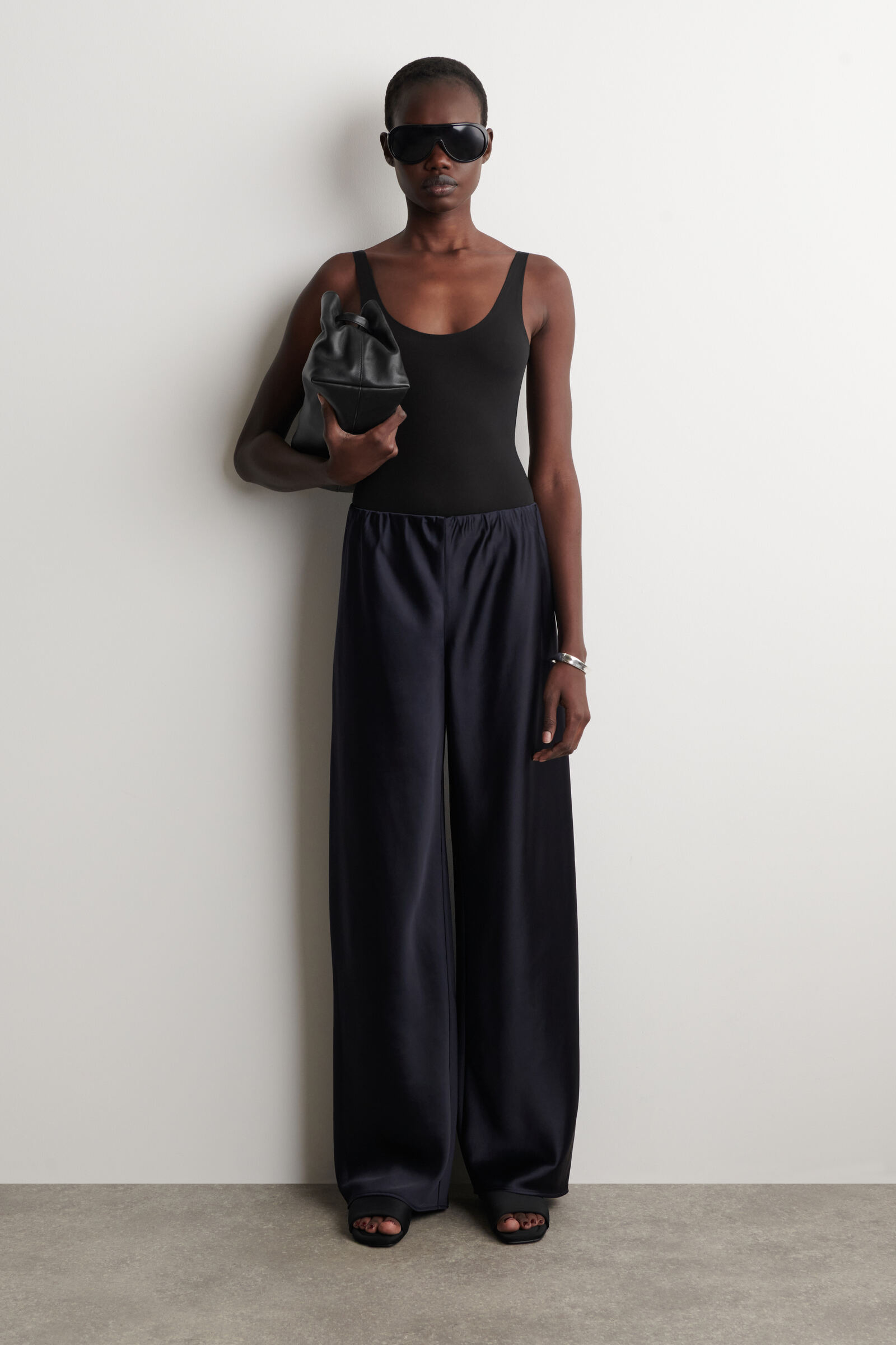 SATIN WIDE-LEG TROUSERS サテンワイドレッグパンツ ネイビー｜COS