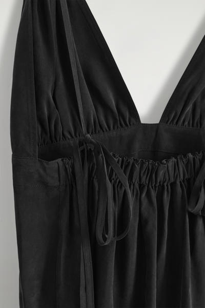 COS ギャザーVネックマキシドレス