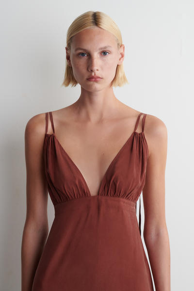 COS ギャザーVネックマキシドレス