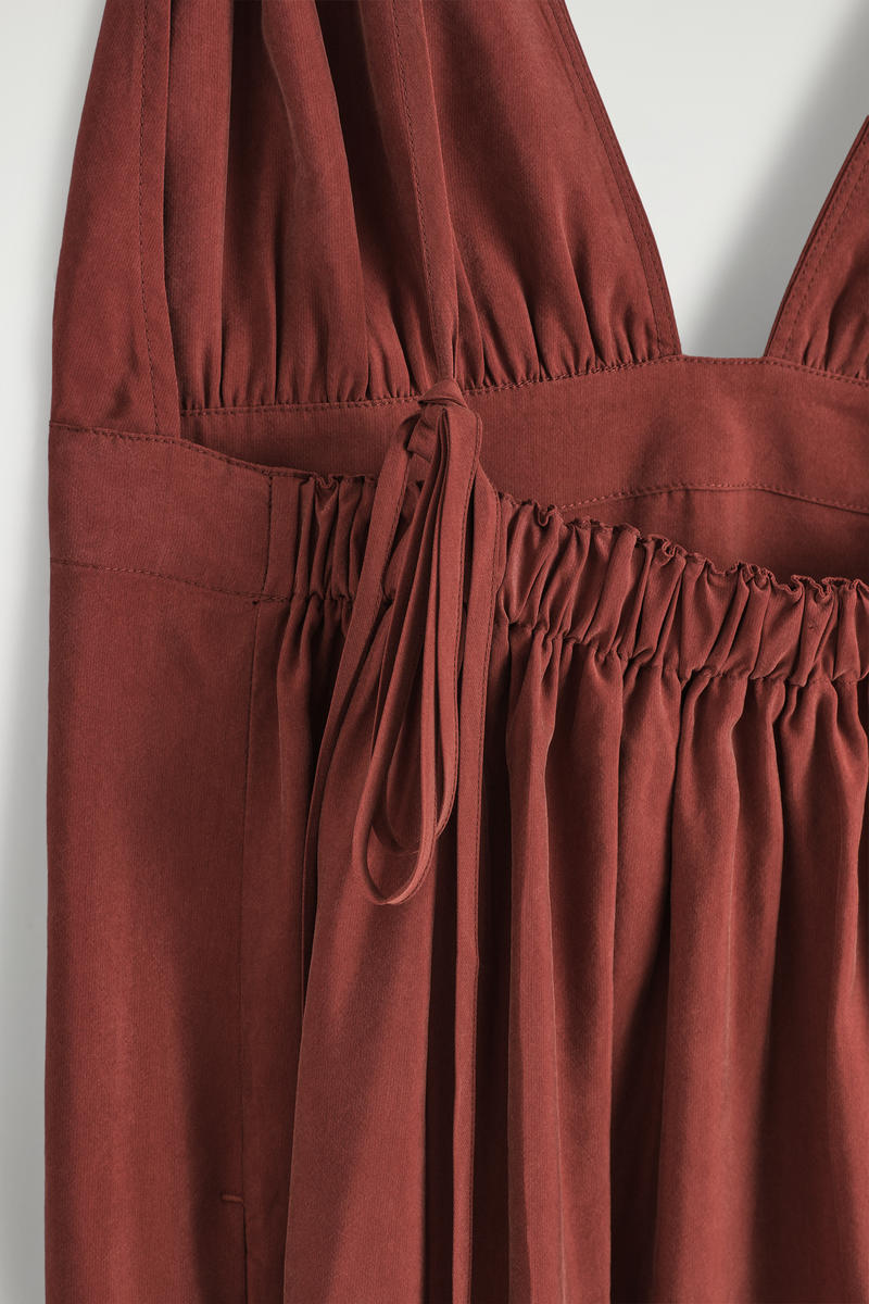 COS ギャザーVネックマキシドレス